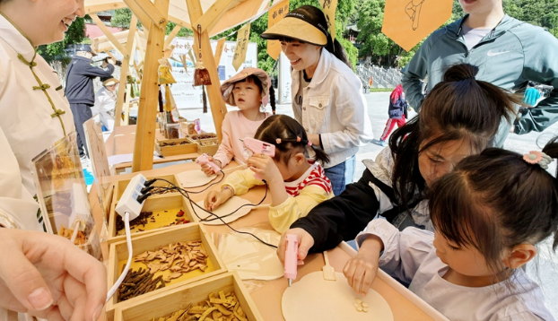 古建打卡熱度不減，“國(guó)潮養(yǎng)生”成假日新寵