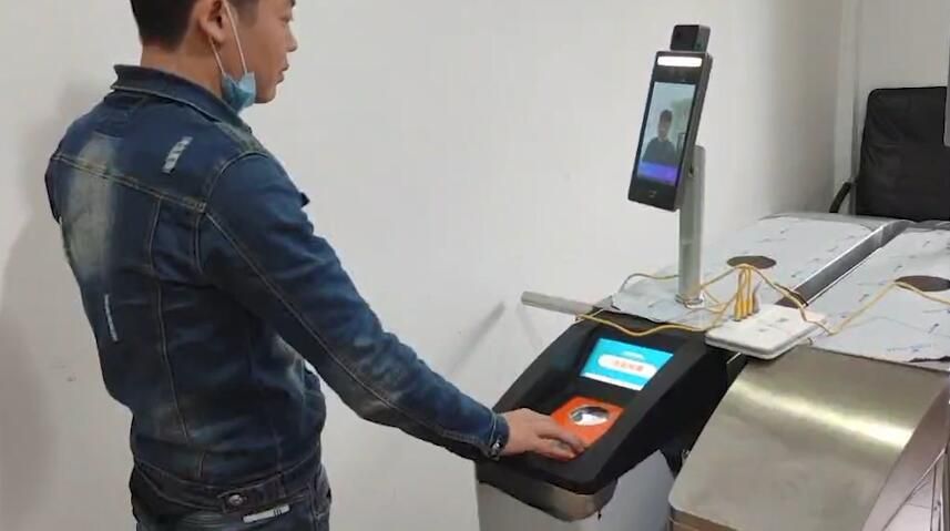 景區(qū)測溫儀人臉識別一體機(jī)價格2.jpg